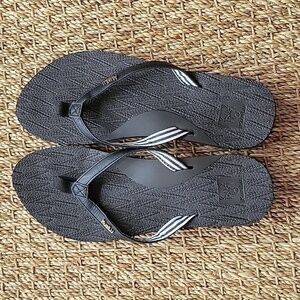 KUAILU black flip flops.  Like new condition size 7.